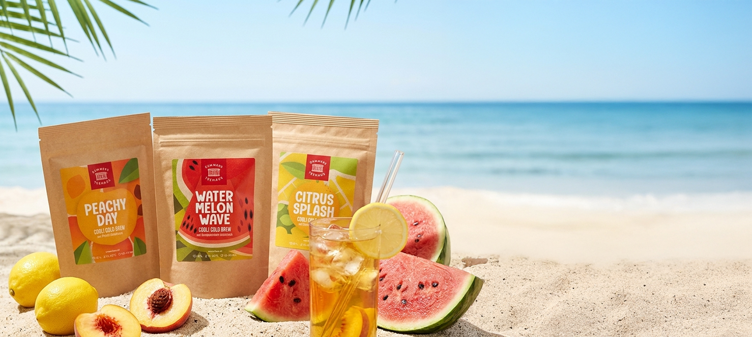 Cold Brew Eistees stehe im Sand im Hintergrund das Meer