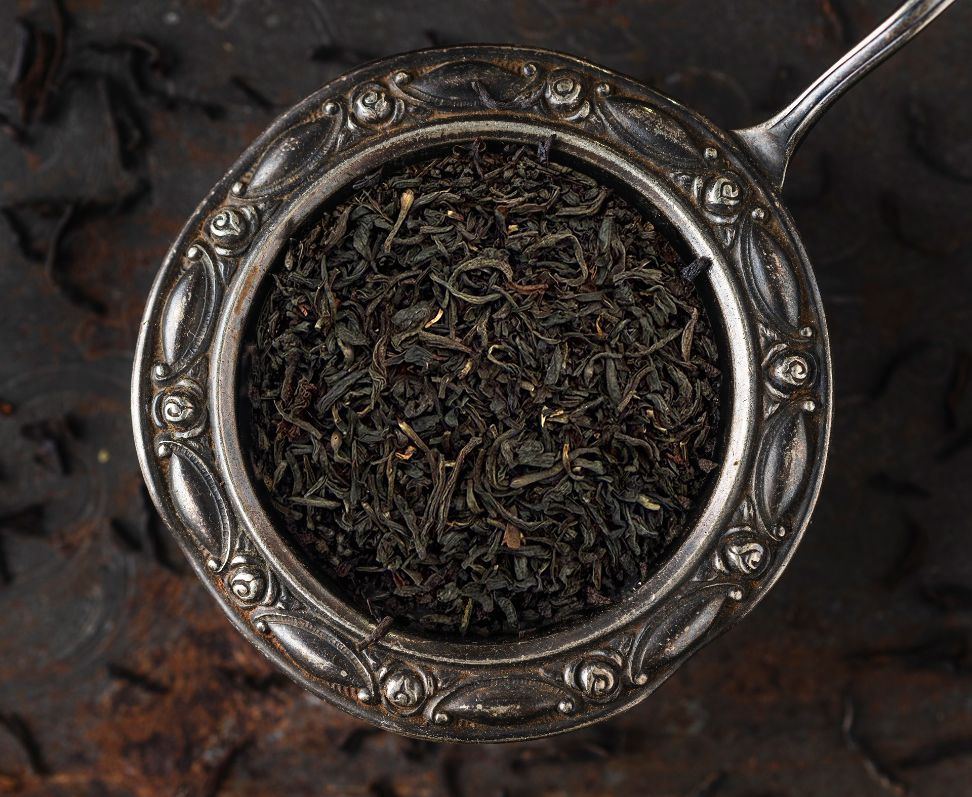 Loser Schwarzer Tee China Yunnan Black Tea Zi Jing Xiang auf Metalllöffel
