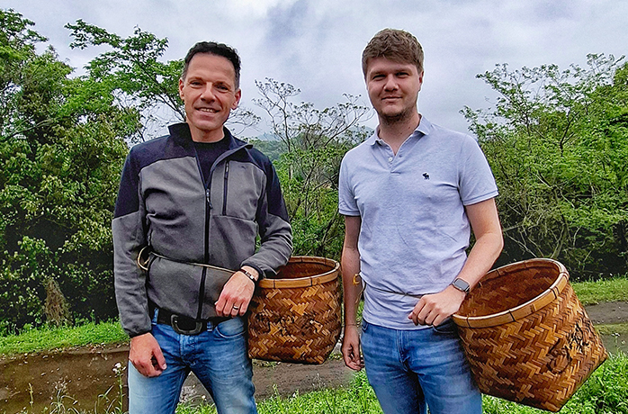 Martin und Tobias mit Erntekörben vor der ersten Ernte des Jahres in Japan Martin und Tobias mit Erntekörben vor der ersten Ernte des Jahres in Japan