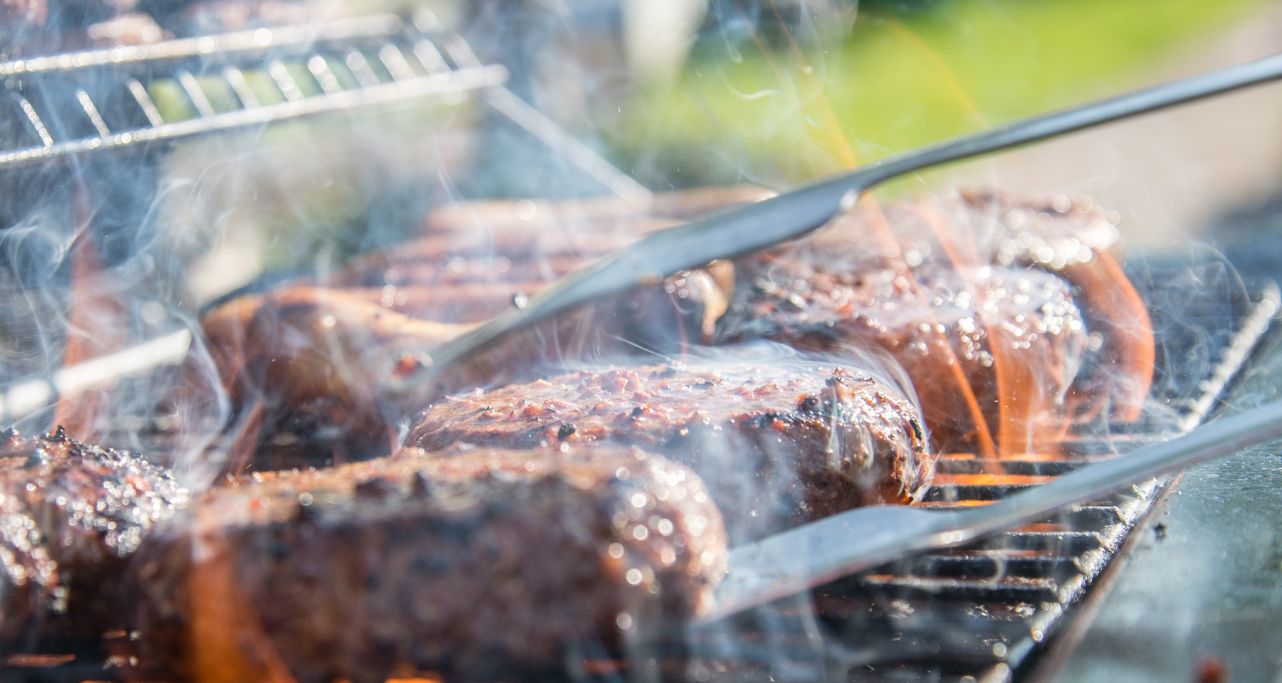 Steaks auf einem Griller der intensiv raucht
