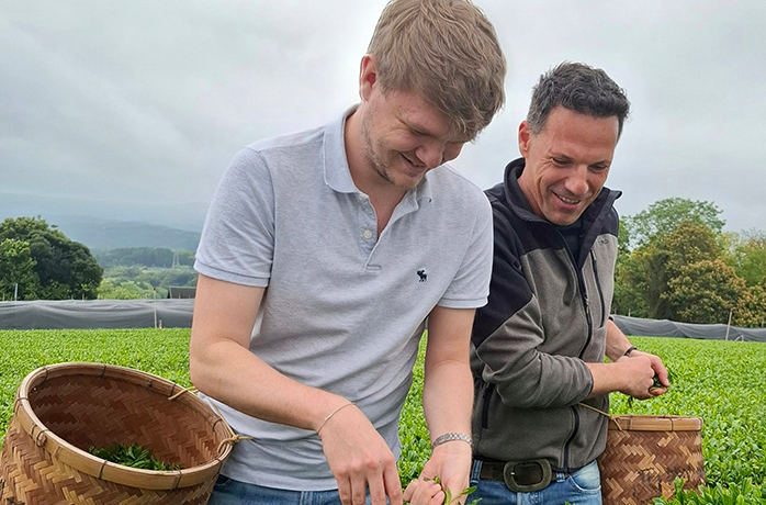Glückliche Gesichter bei Tobias und Martin bei der ersten Teepflückung des Jahres in Japan 