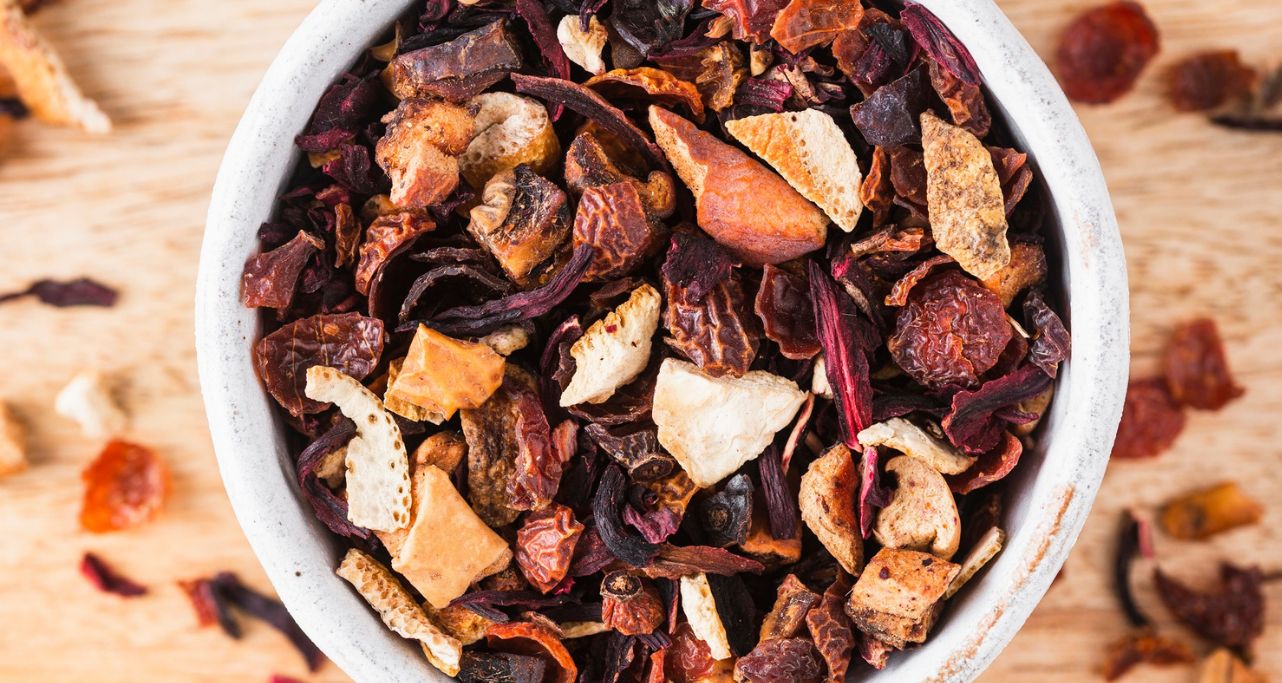 Obstgarten - Früchtetee - Detailansicht -  zu sehen Hagebuttenschalen, Hibiskus, Apfelstücke, Orangenschalen