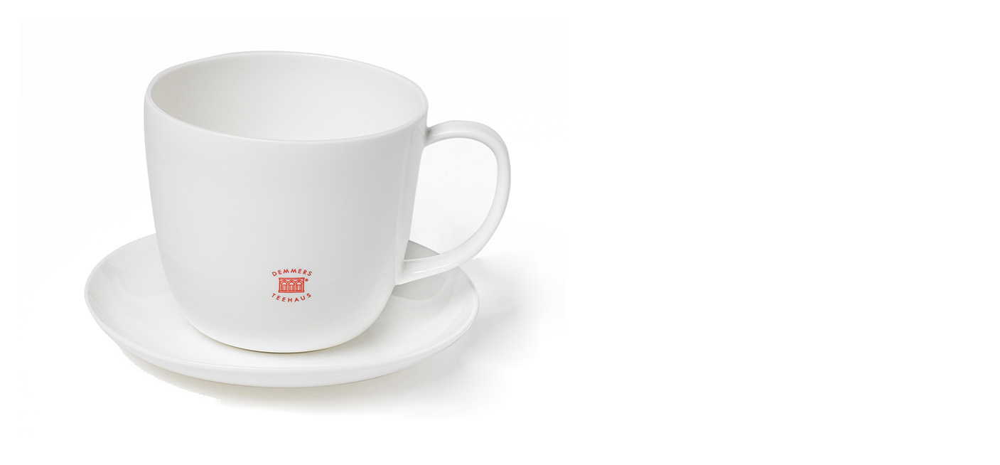 Demmers Teehaus weiße Tasse mit Logo auf Unterteller