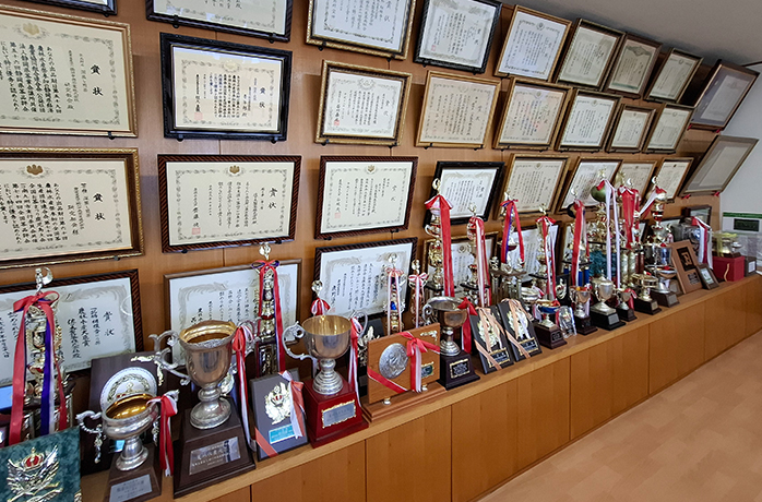Wand mit zahlreichen Urkunden, Pokalen und Auszeichnungen eines japanischen Teegartens Wand mit zahlreichen Urkunden, Pokalen und Auszeichnungen eines japanischen Teegartens