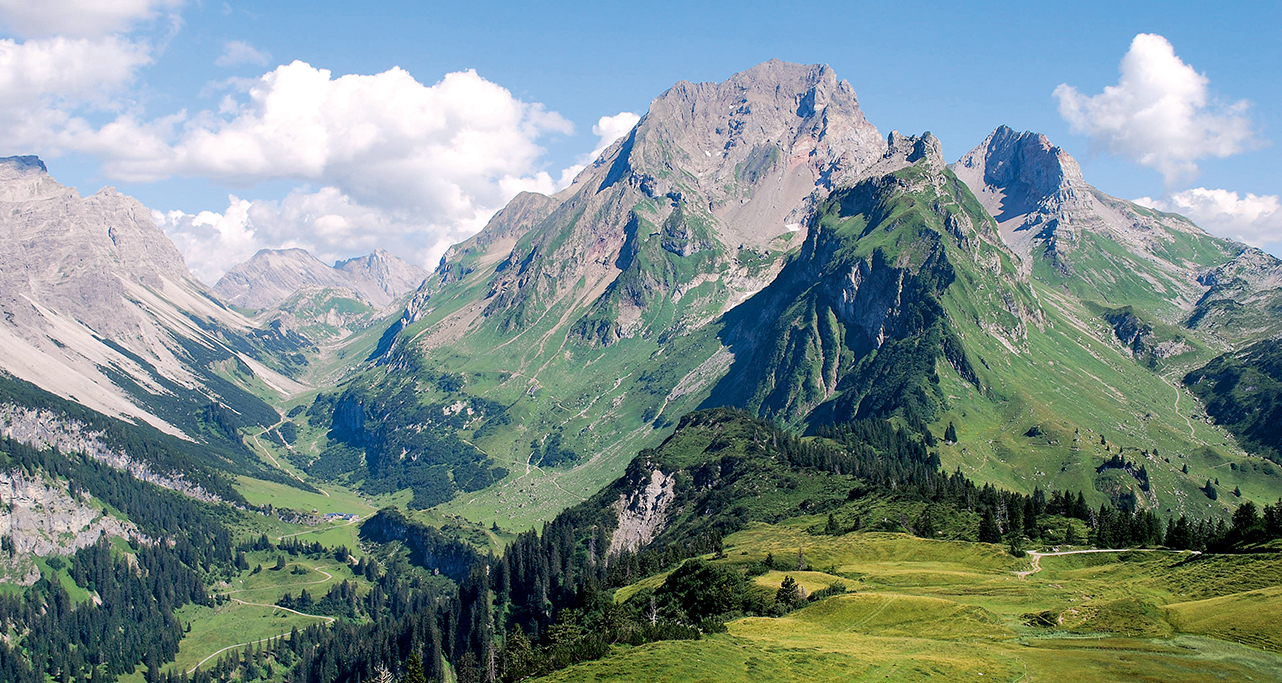 Panoramablick ins Walsertal in Vorarlberg mit grünen Almen und imposanten Berggipfeln