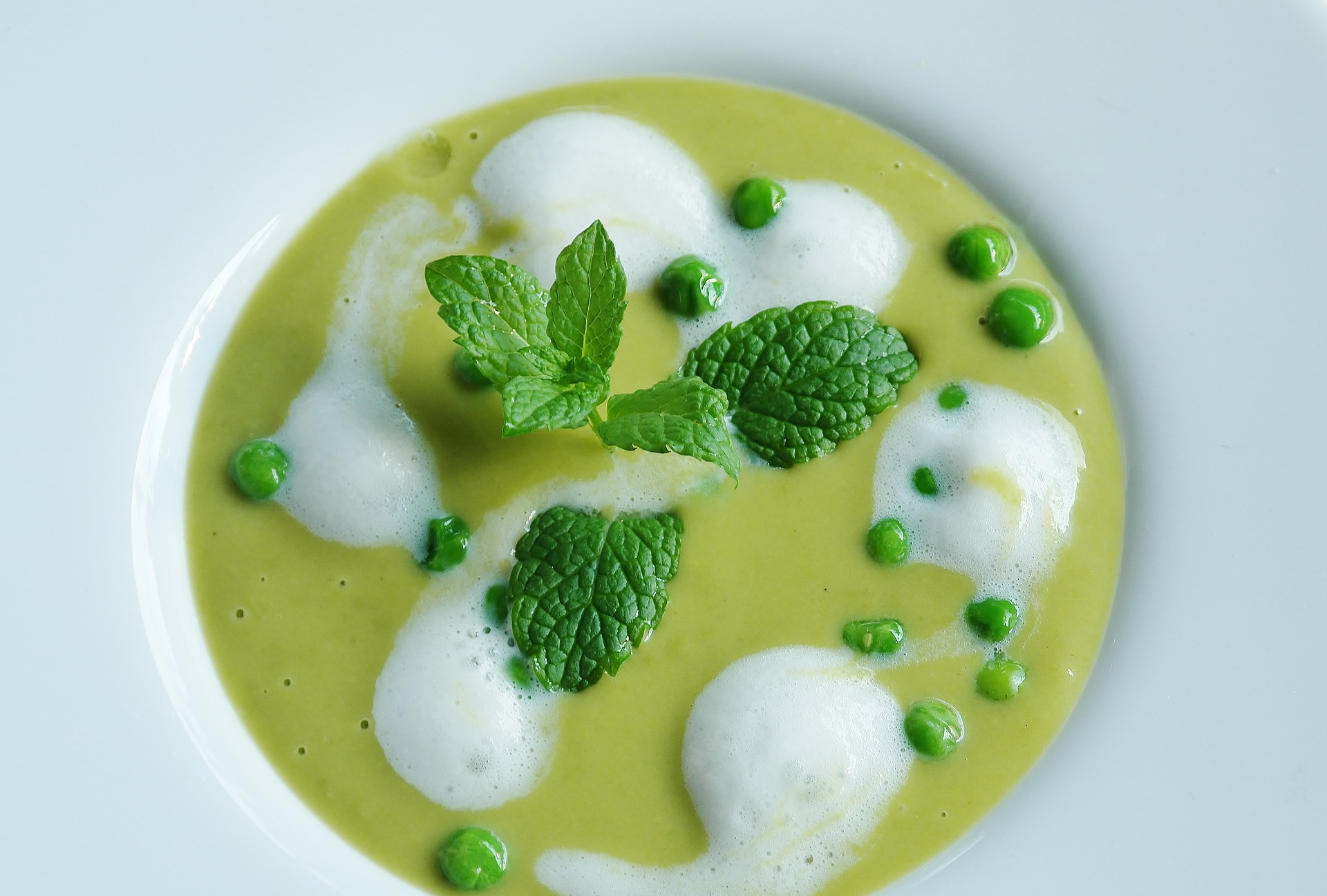 Matcha Suppe mit Erbsen