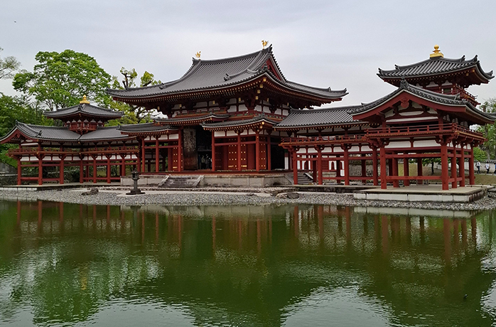 Der Byōdō-in Tempel in Uji, Japan, mit Spiegelung im stillen Teich