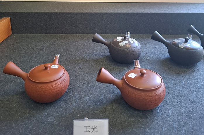 Fertige Kyusu Einhandkannen im Verkaufsraum Fertige Kyusu Einhandkannen im Verkaufsraum