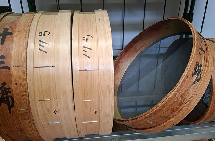 Traditionelle japanische Teesiebe aus Holz und Metallgewebe zur Sortierung getrockneter Teeblätter Traditionelle japanische Teesiebe aus Holz und Metallgewebe zur Sortierung getrockneter Teeblätter