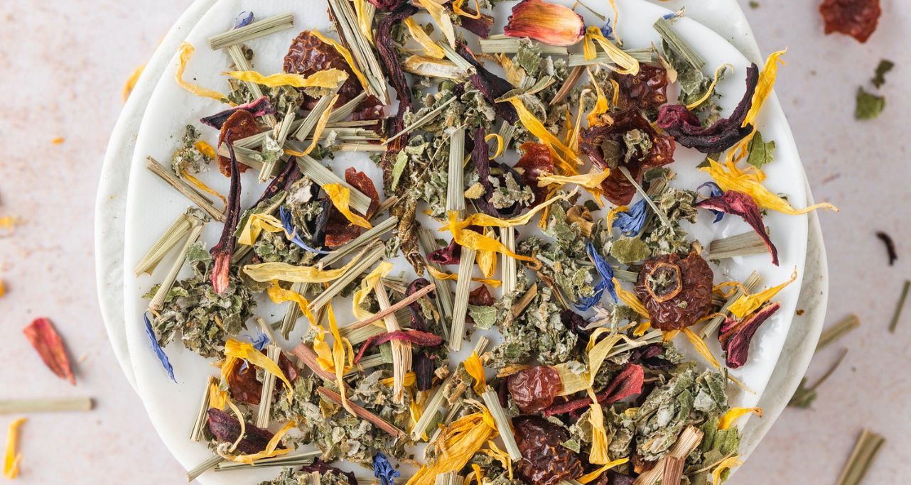 Zietronenkräutertee Detailansicht mit  Kornblumen, Ringelblumen,, Pfefferminze, Haghebutte,  Hibiskus