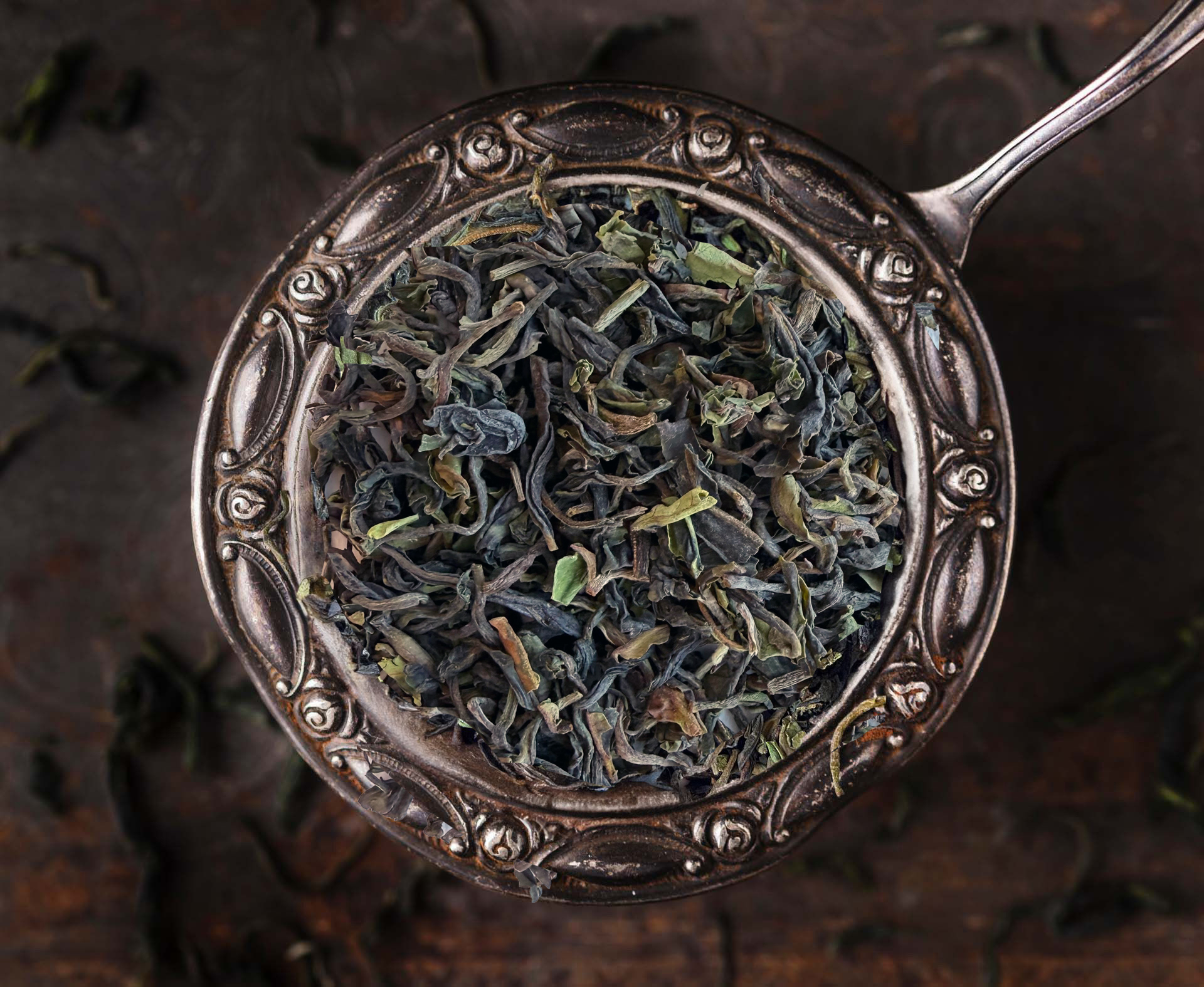 Loser Schwarzer Tee Darjeeling SF Margeret's Hope auf Metalllöffel