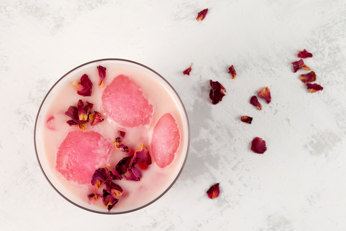 Pink Drink mit Hibiskusblüten