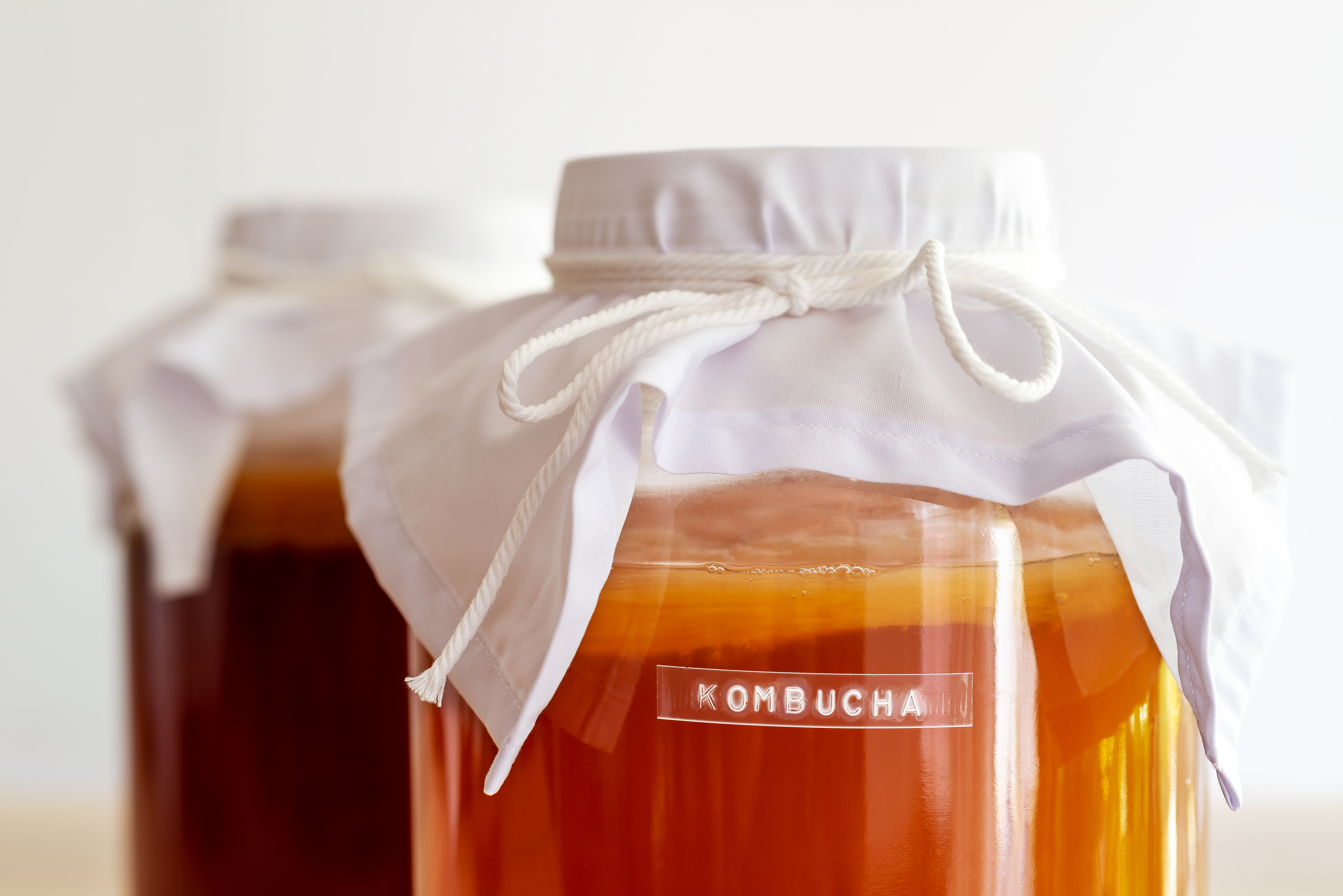Kombucha Glas zugedeckt mit Tuch