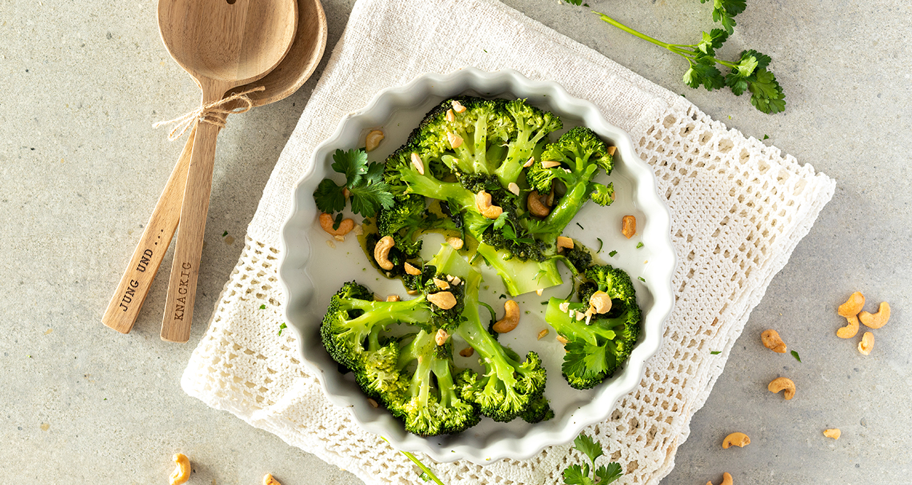 Brokkoli Steak mit Cashews und Pesto
