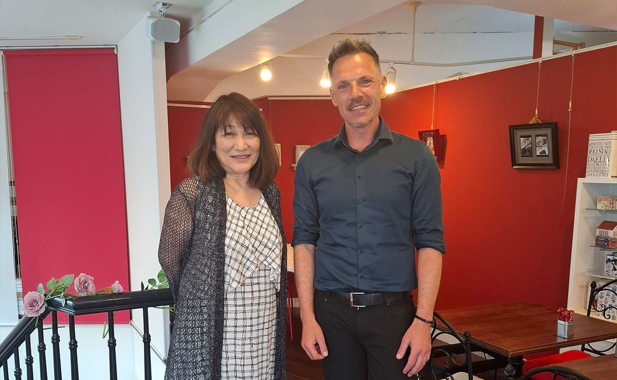 Außendienstmitarbeiter mit Franchisepartnerin in Japan