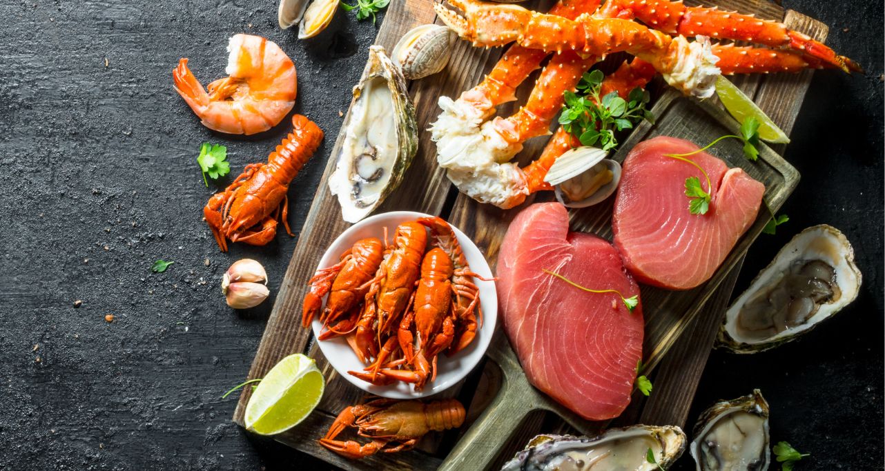 Roher Fisch, Meeresfrüchte, Muscheln von oben fotografiert