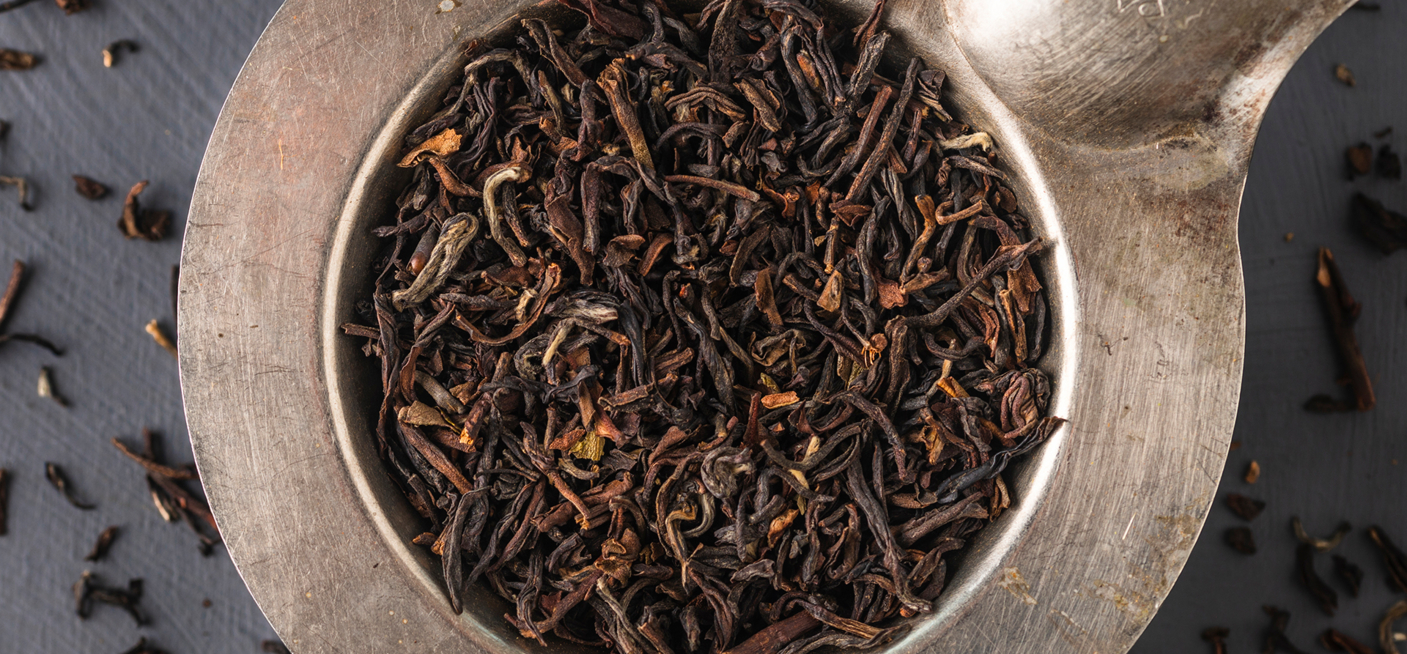 Loser Schwarzer Tee Himalaya Second Flush Blend auf goldenem Löffel