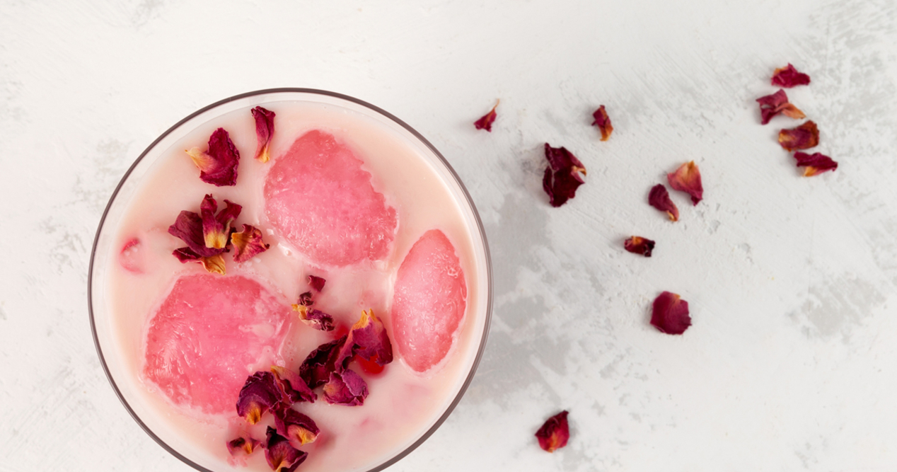 Pink Drink mit Hibiskusblüten