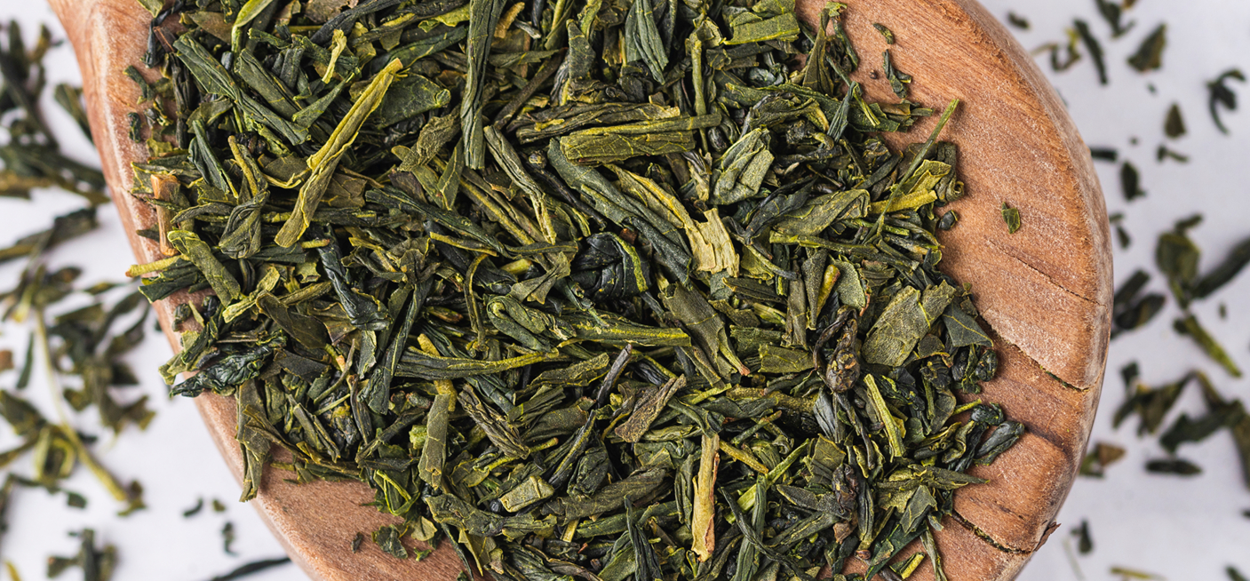 Demmers Teehaus Grüner Tee BIO Japan Sencha auf Holzlöffel