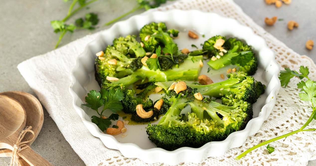 Brokkoli Steaks mit Cashews und Pesto