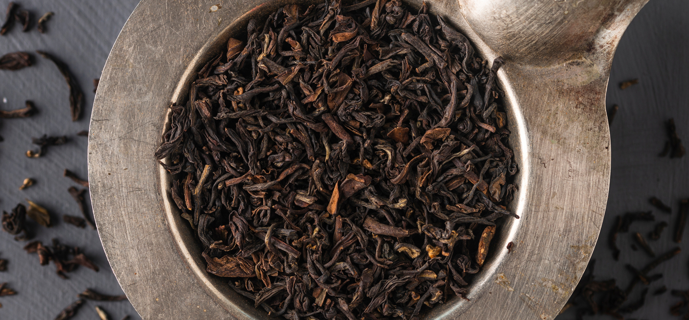 Loser Schwarzer Tee Darjeeling Autumnal auf goldenem Löffel