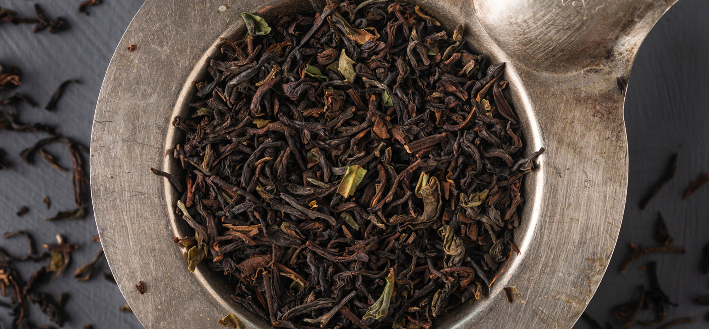 Loser Schwarzer Tee Darjeeling Gold auf goldenem Löffel