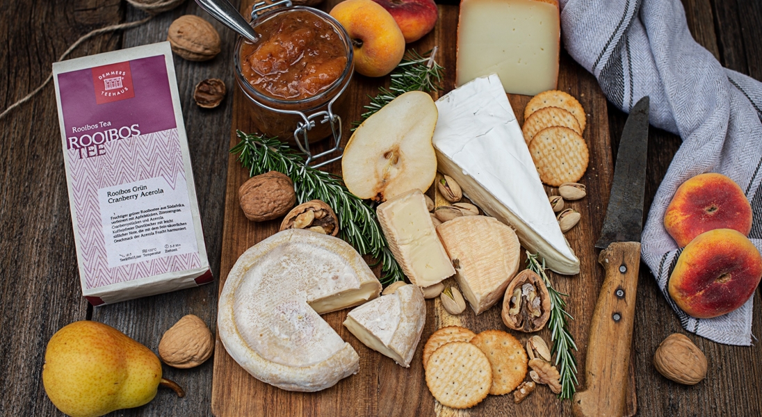 Französische Käseplatte mit fruchtigem Pfirsich-Rooibostee-Chutney