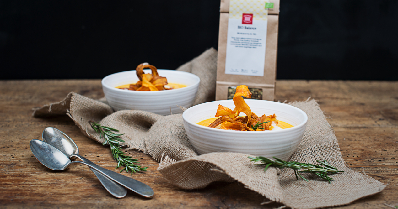 Karotten-Kräuter-Suppe mit knusprigen Chips