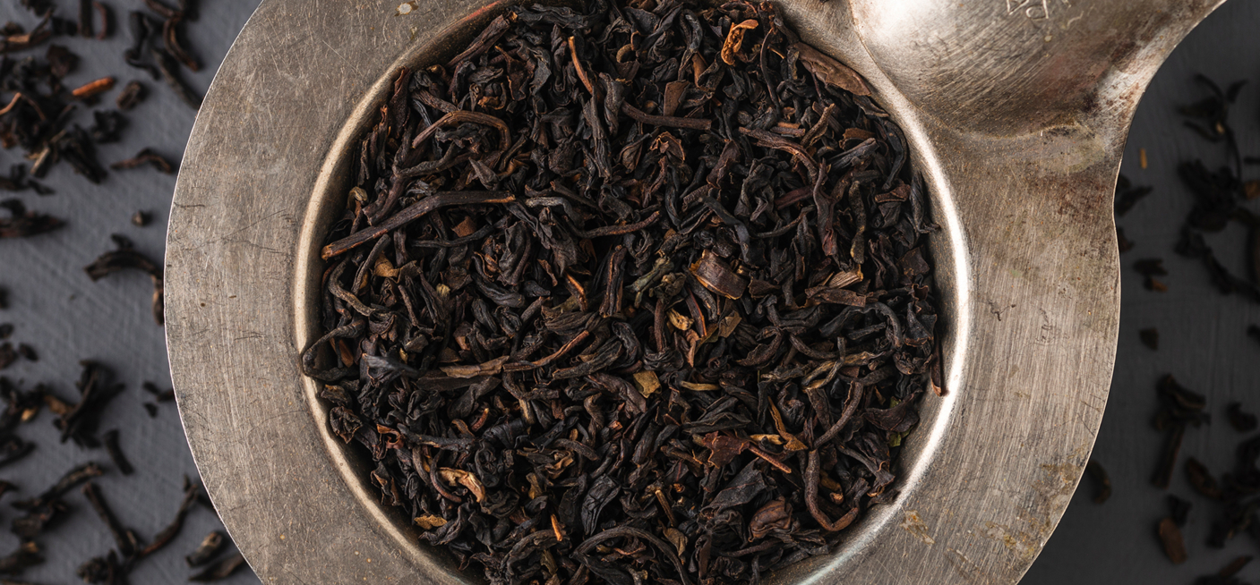 Loser Schwarzer Tee Darjeeling Second Flush auf goldenem Löffel
