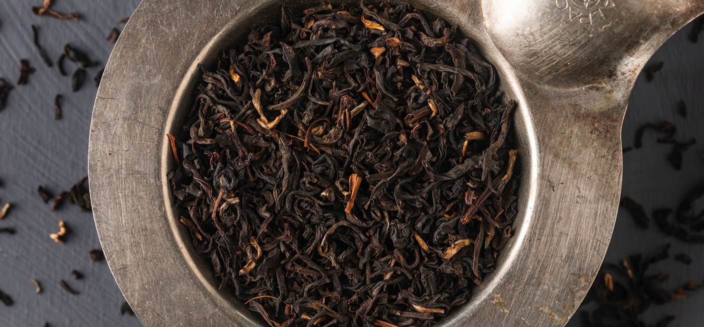 Loser Schwarzer Tee Assam Mokalbari Superior SFTGFOP auf goldenem Löffel