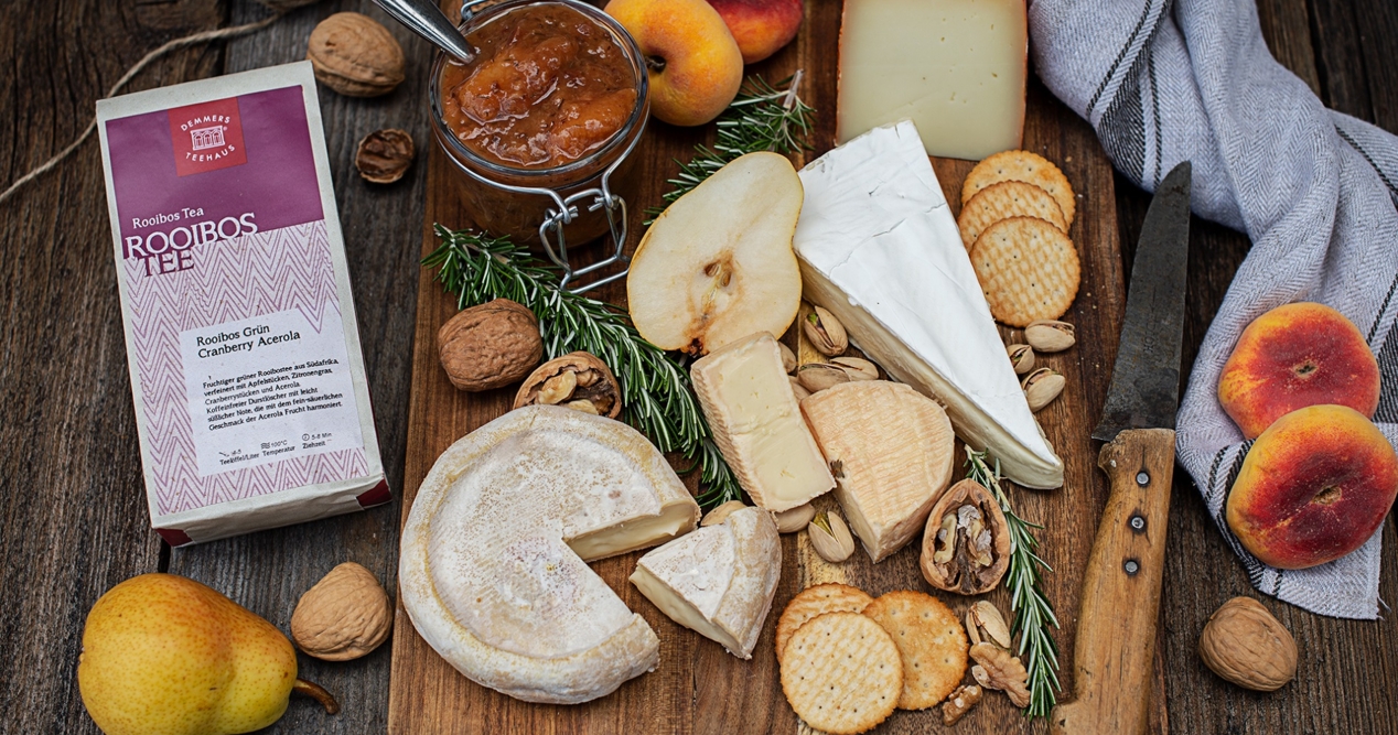 Französische Käseplatte mit fruchtigem Pfirsich-Rooibostee-Chutney