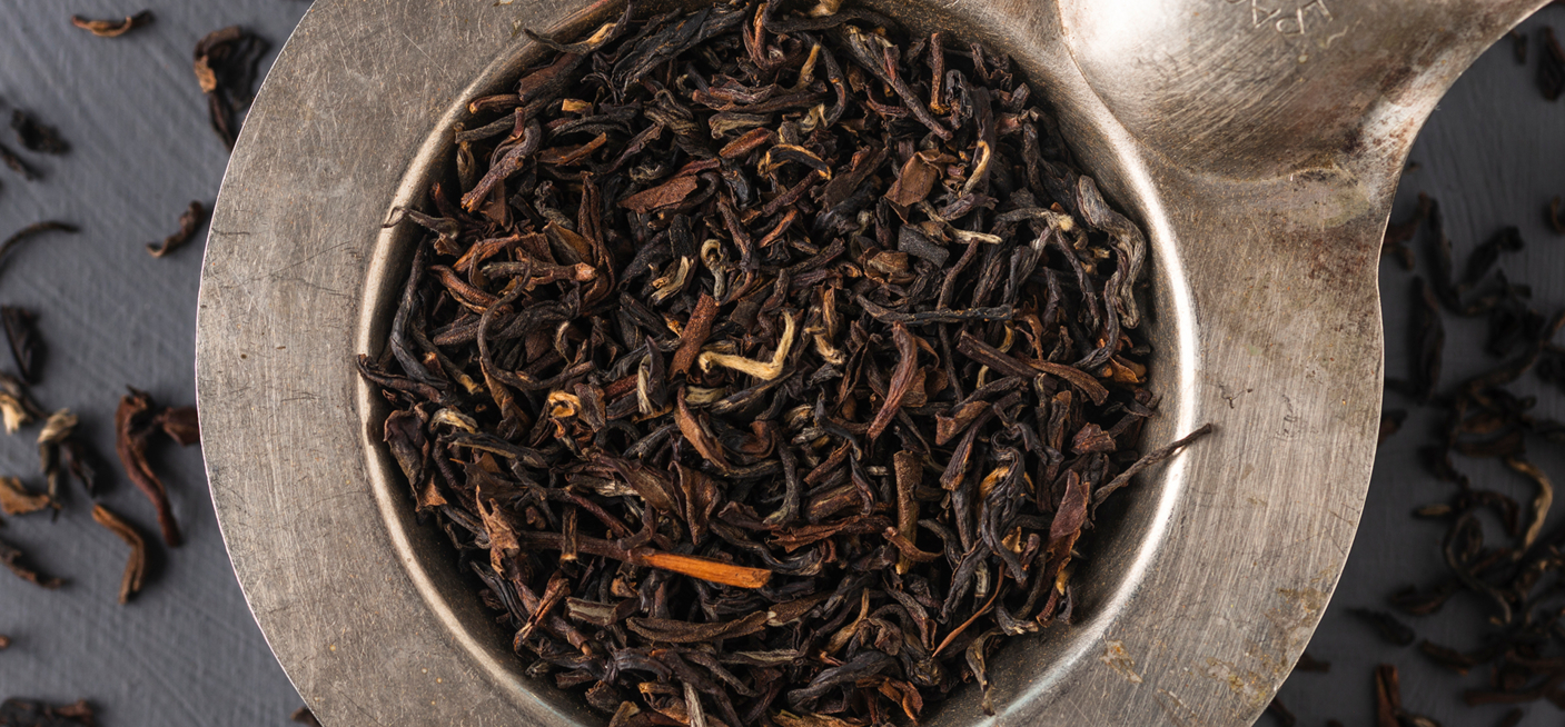 Loser Schwarzer Tee Darjeeling Royal Blend auf goldenem Löffel