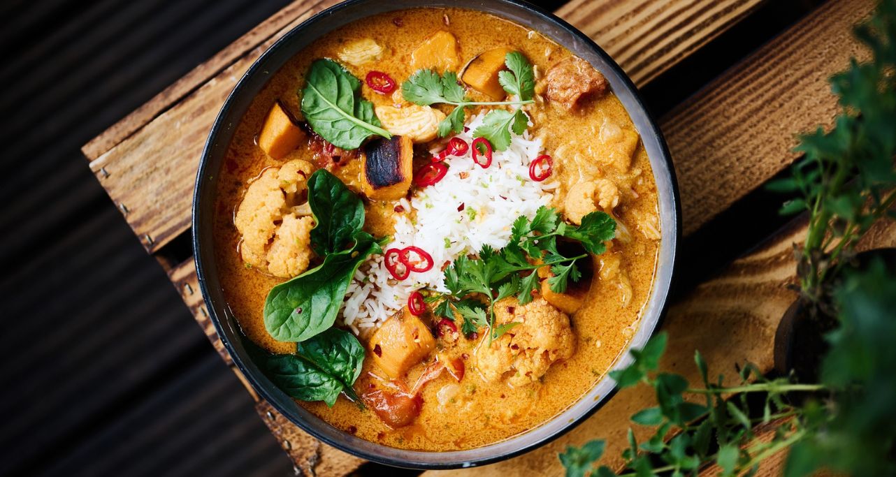 Curry mit  Huhn, Spinat und  Gemüse von oben fotografiert