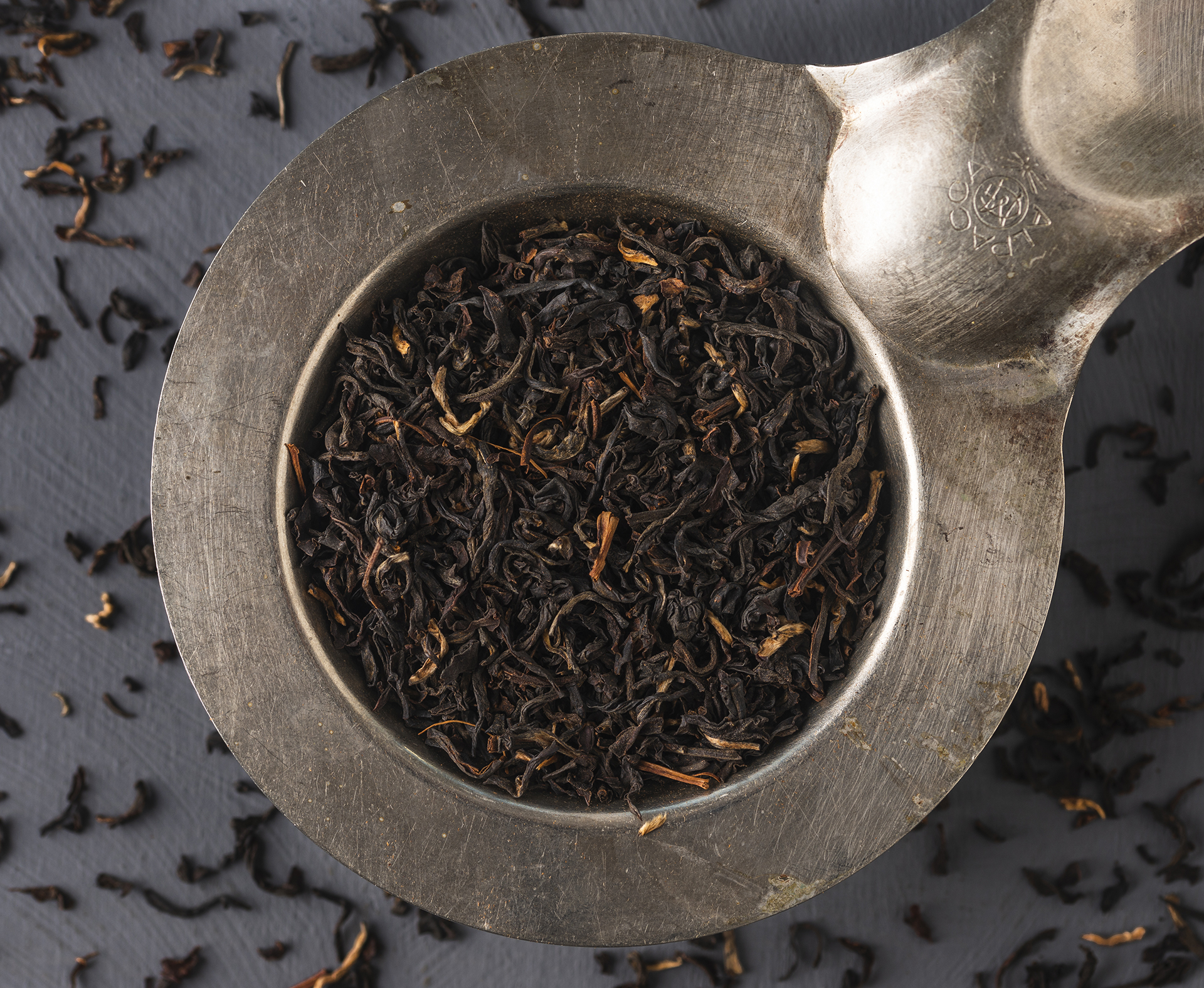 Loser Schwarzer Tee Assam Mokalbari Superior SFTGFOP auf goldenem Löffel