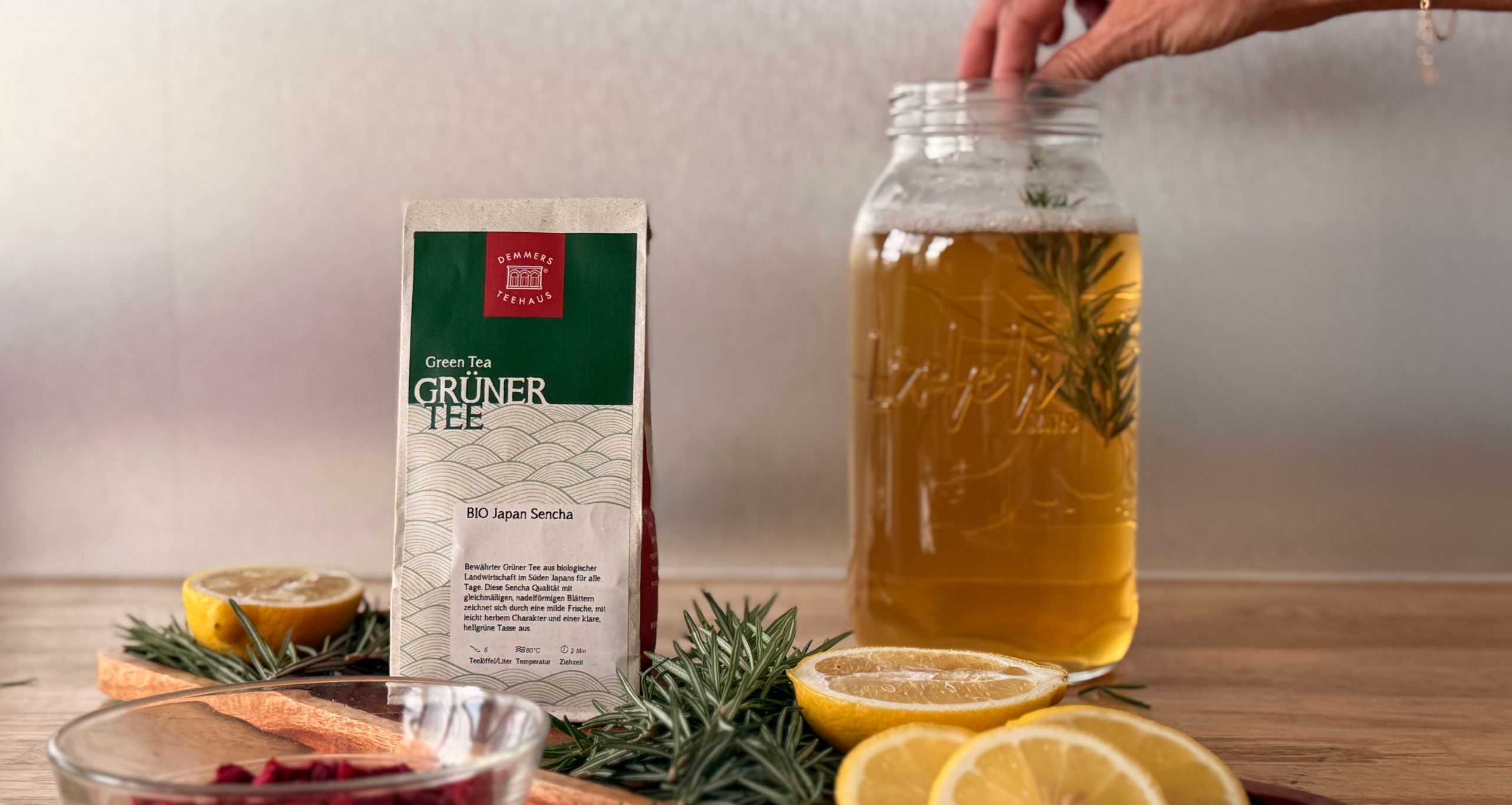 Kombucha wird aromatisiert mit Kräutern