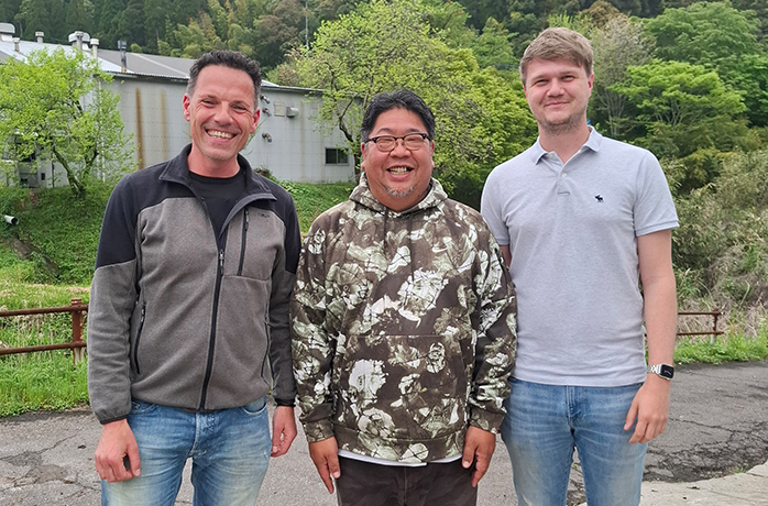 Lachender Teemoment mit Tobi, Martin und Teebauer Nishi in Japan Tobi, Martin und Teebauer Herr Nishi lachend auf einer Teeplantage in Japan