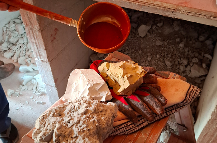 Rohstoffe für die Keramikherstellung: Ton, Mineralien und Glasurmasse neben einem Brennofen Rohstoffe für die Keramikherstellung: Ton, Mineralien und Glasurmasse neben einem Brennofen