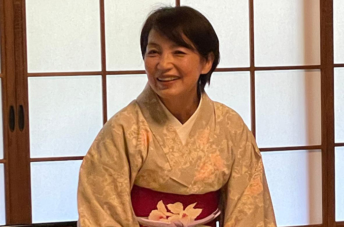 Lachende Japanerin bei der Teezeremonie